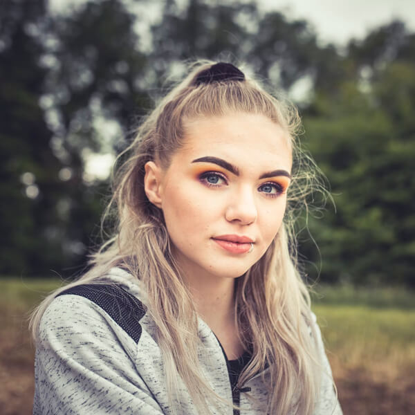 Dozent erklärt Grammatik im Englischkurs
