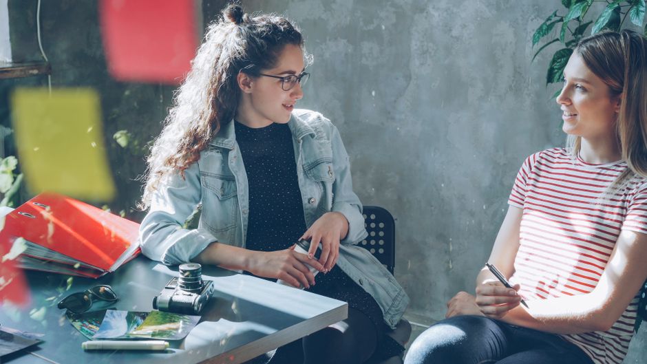 Lernmaterialien für Englisch Sprachkurse auf einem Tisch